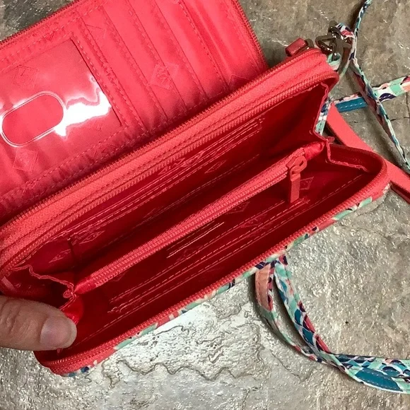 ⚠️ Vera Bradley gone fishing pattern Mini bag - Picture 4 of 9